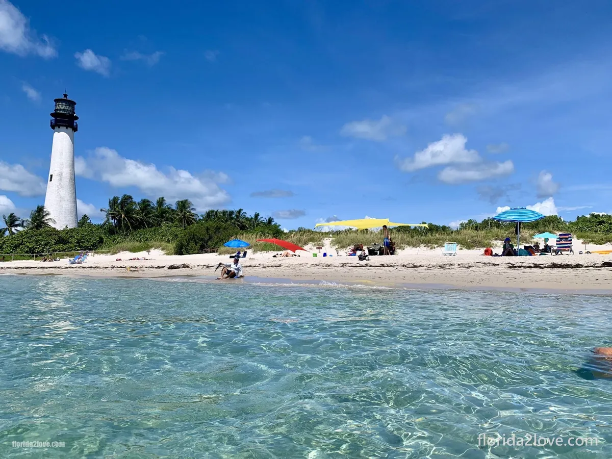 Widok z plaży przy latarni morskiej Cape Florida