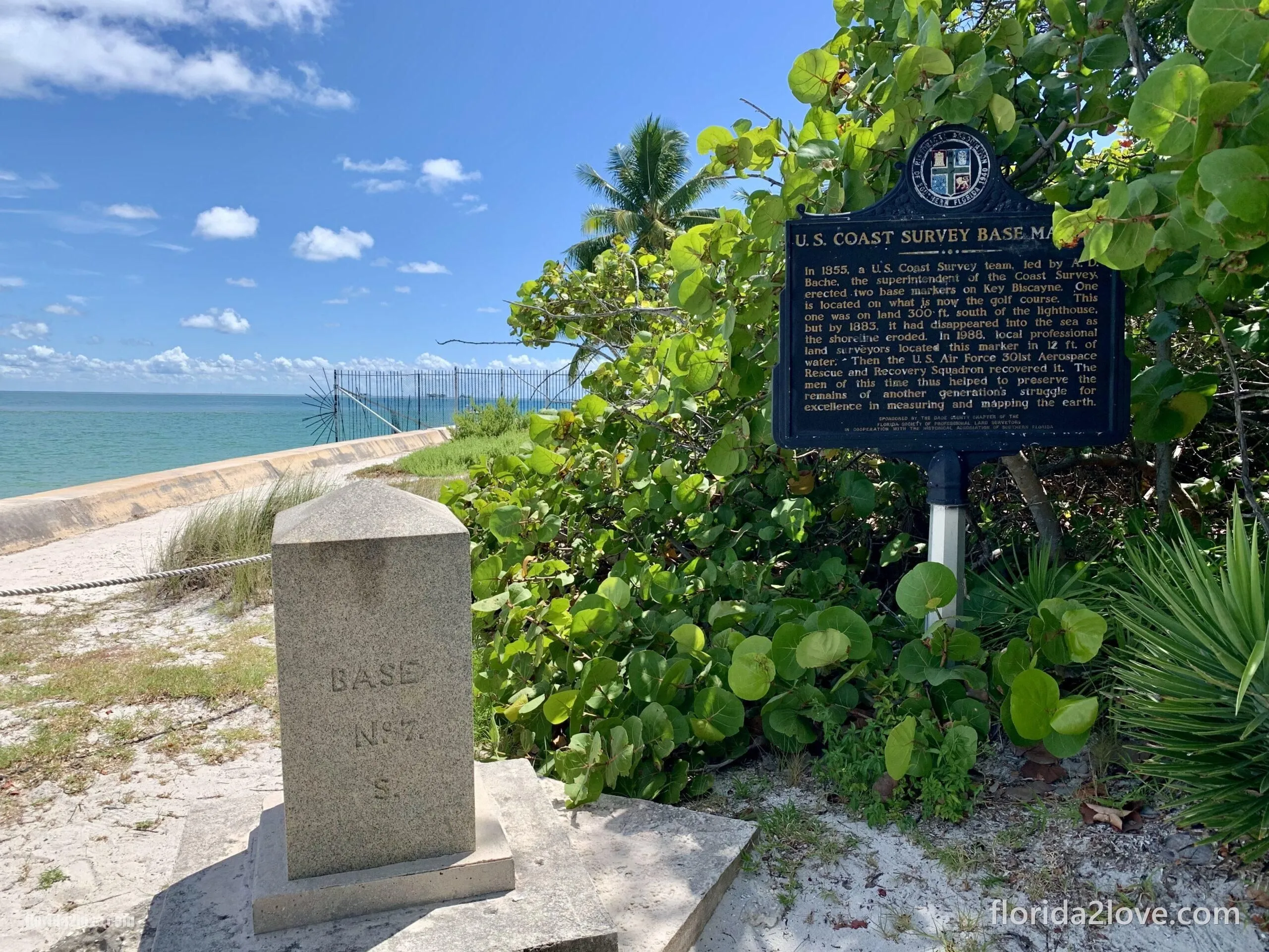 Informationstafel und U.S. Coast Survey Base Marker