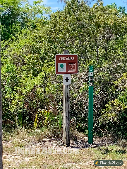 Sendero de bicicleta de montaña en el Parque Estatal Oleta River